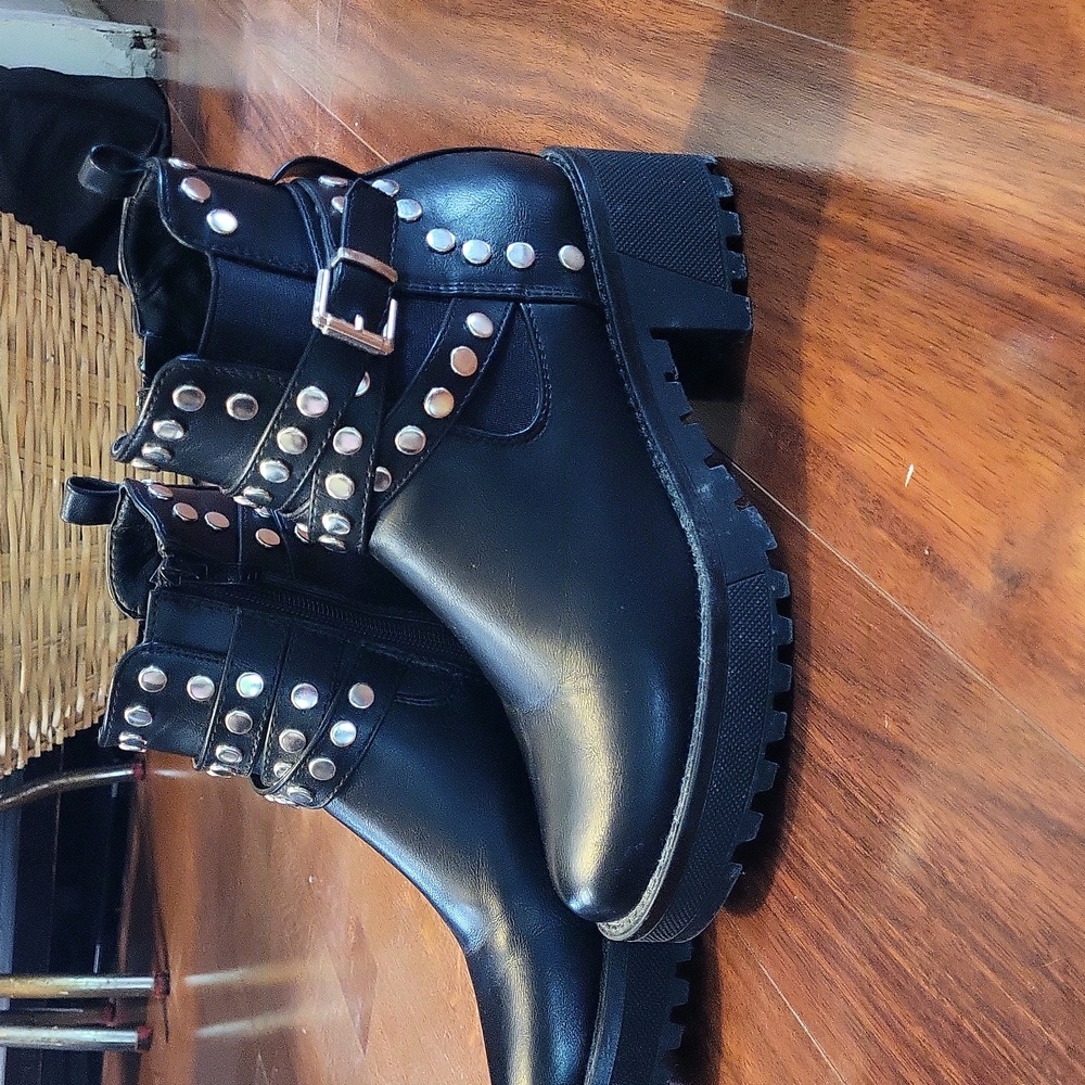 Women's studded ankle boots size 6